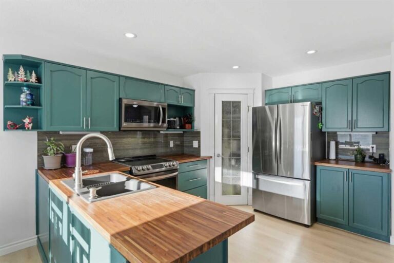 325 Bayside Place SW