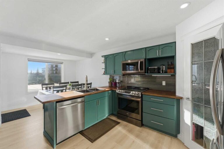 325 Bayside Place SW