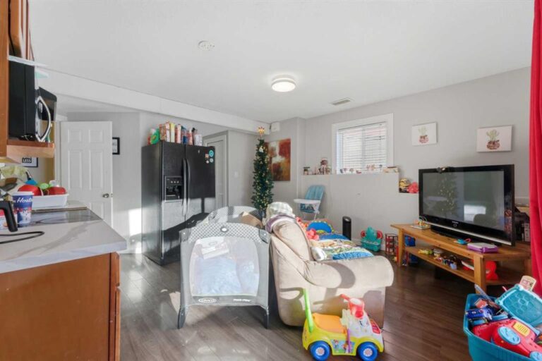 325 Bayside Place SW