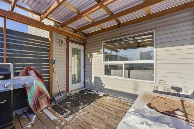 325 Bayside Place SW