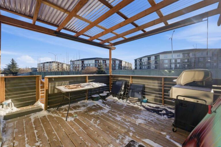 325 Bayside Place SW
