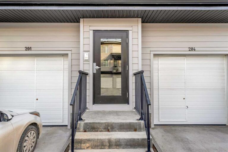 135 Redstone Walk NE #202