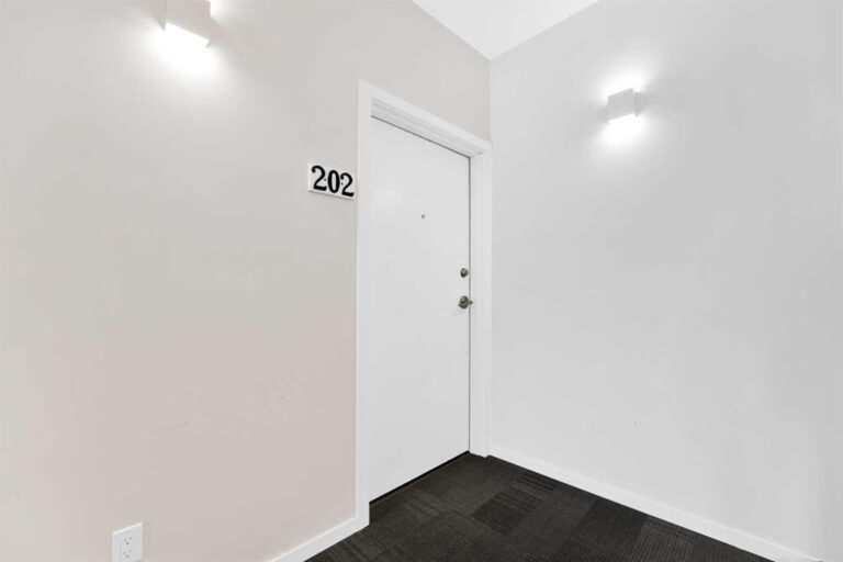 135 Redstone Walk NE #202