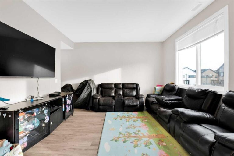 135 Redstone Walk NE #202