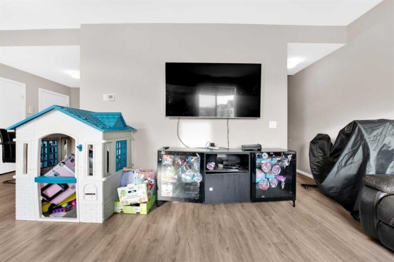 135 Redstone Walk NE #202