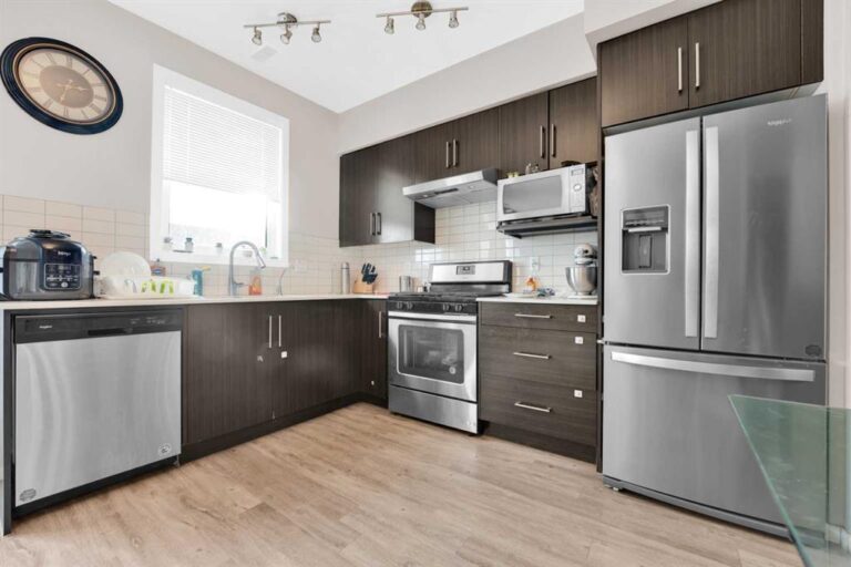 135 Redstone Walk NE #202