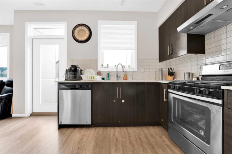 135 Redstone Walk NE #202