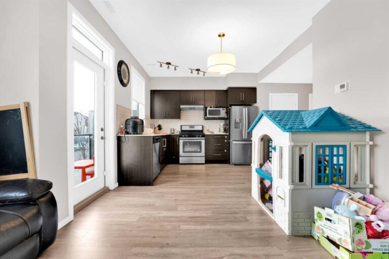 135 Redstone Walk NE #202