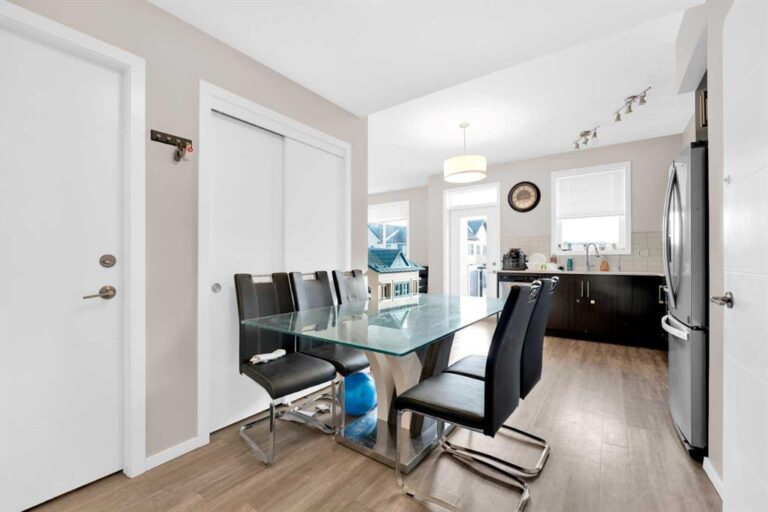 135 Redstone Walk NE #202
