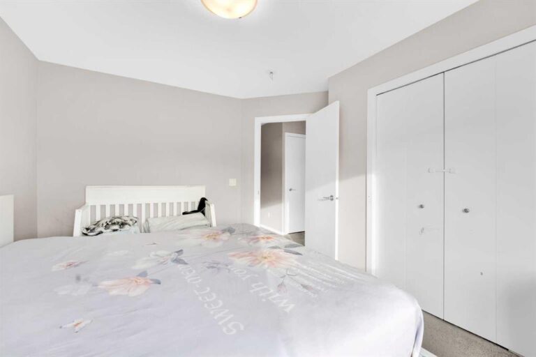 135 Redstone Walk NE #202