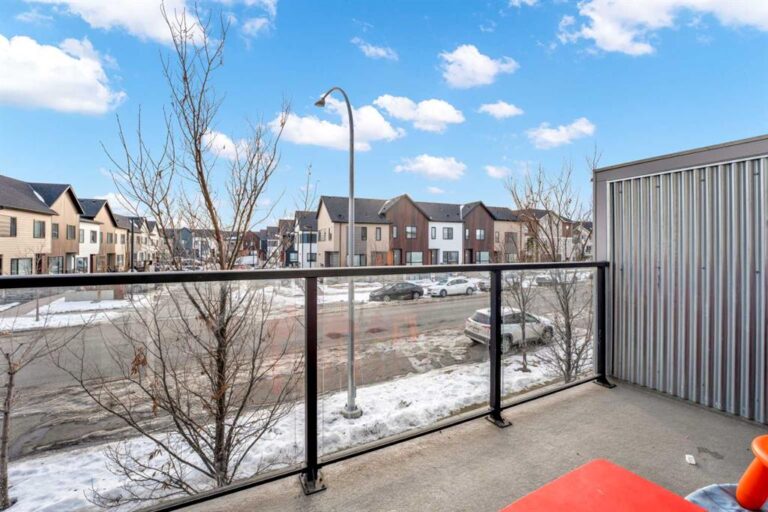 135 Redstone Walk NE #202
