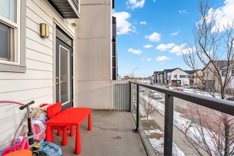 135 Redstone Walk NE #202