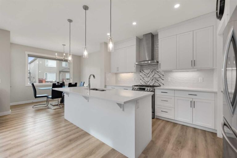 7 Corner Glen Common NE
