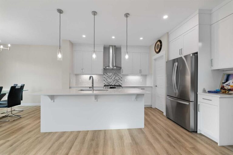 7 Corner Glen Common NE