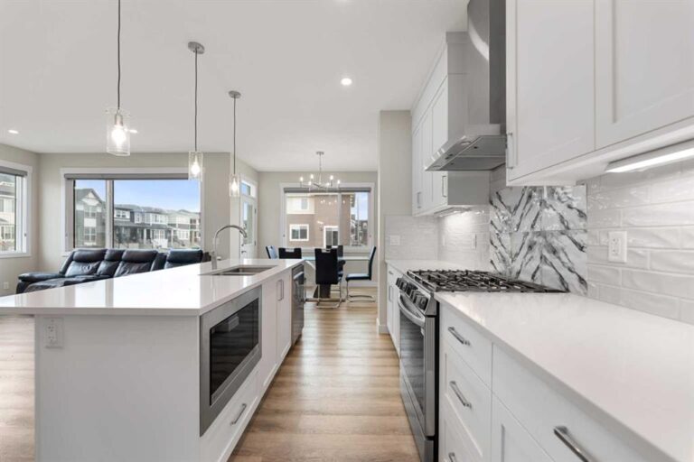 7 Corner Glen Common NE