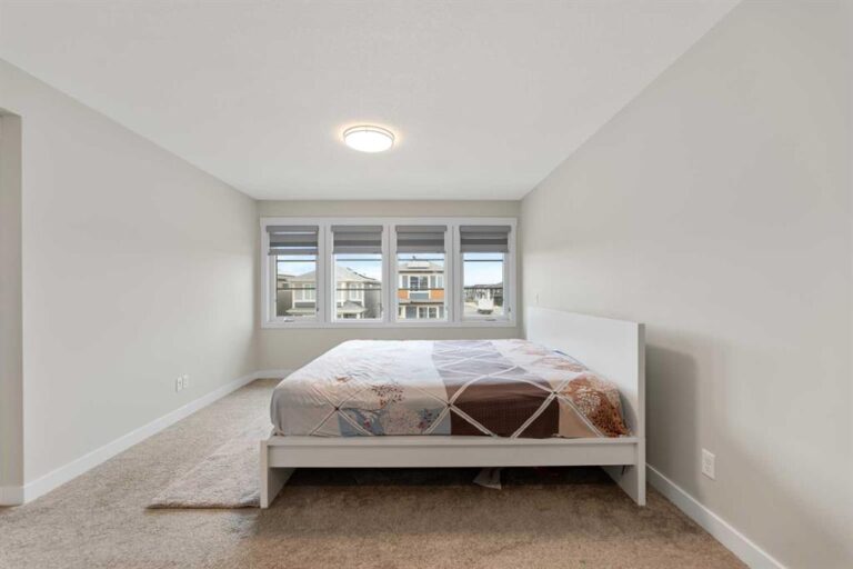 7 Corner Glen Common NE