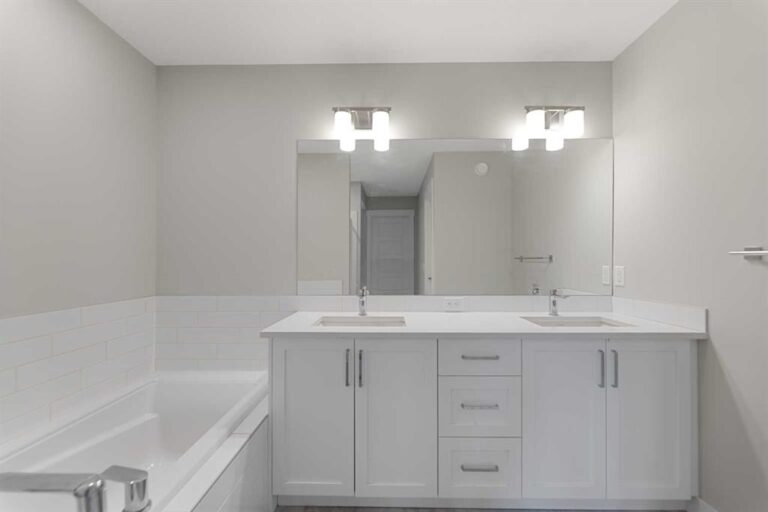 7 Corner Glen Common NE