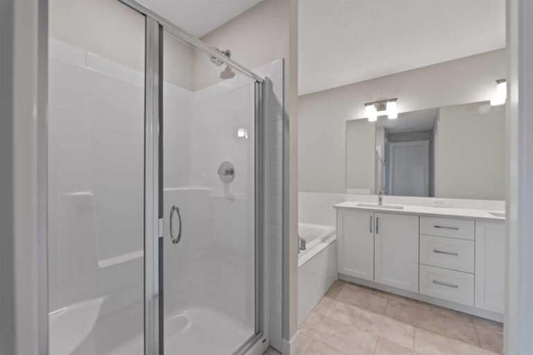7 Corner Glen Common NE