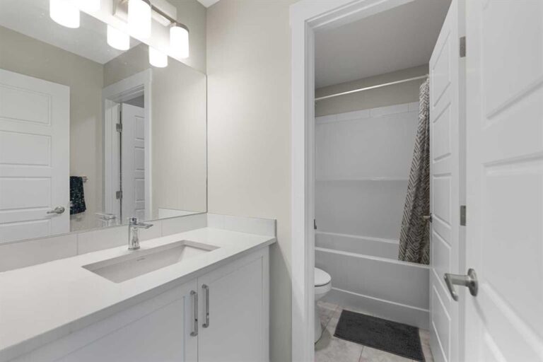 7 Corner Glen Common NE
