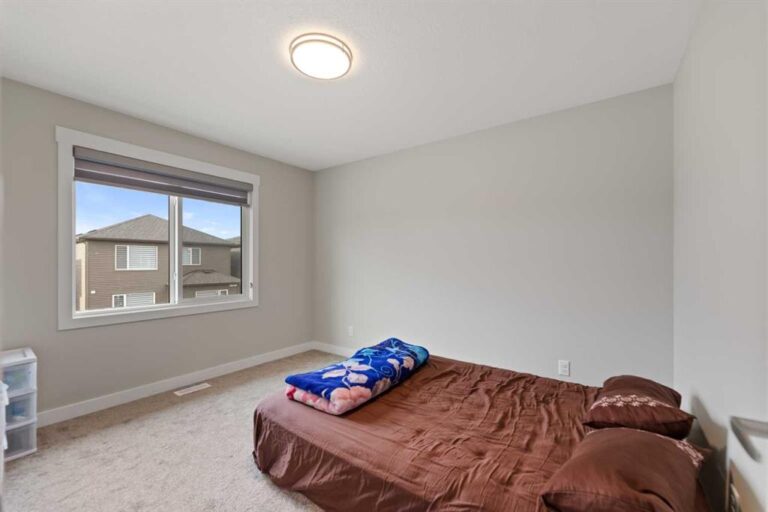 7 Corner Glen Common NE