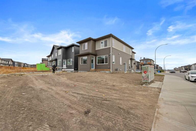 7 Corner Glen Common NE