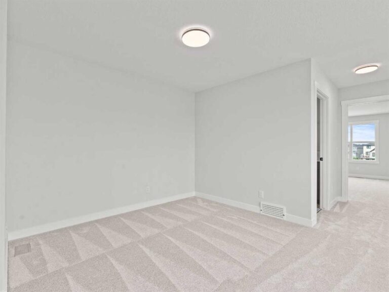 271 Kinniburgh Loop