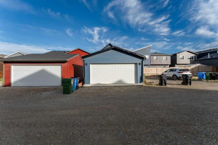 672 Livingston Way NE