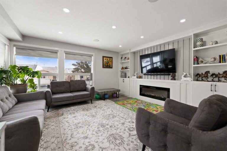 313 Falwood Way NE