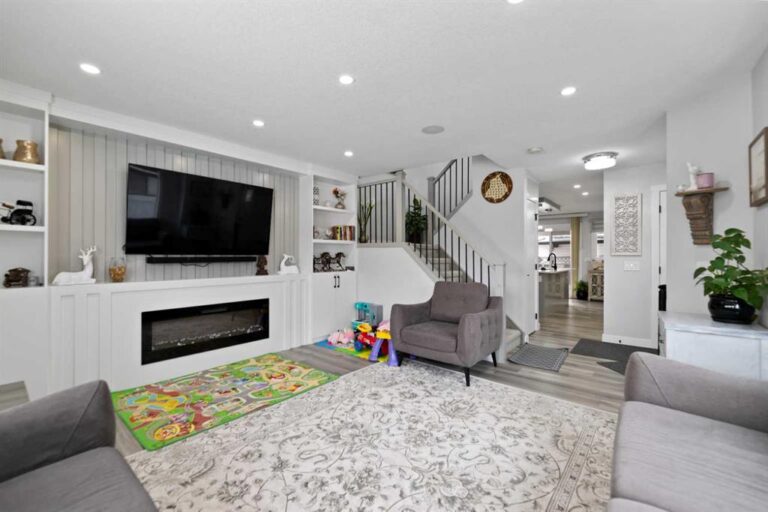 313 Falwood Way NE