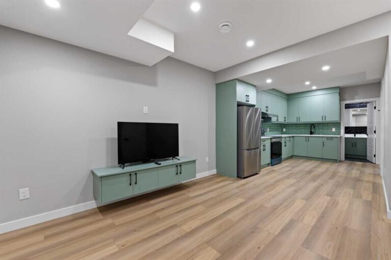 388 Homestead Grove NE