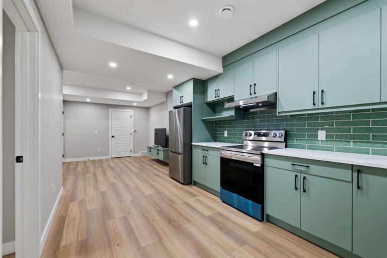 388 Homestead Grove NE