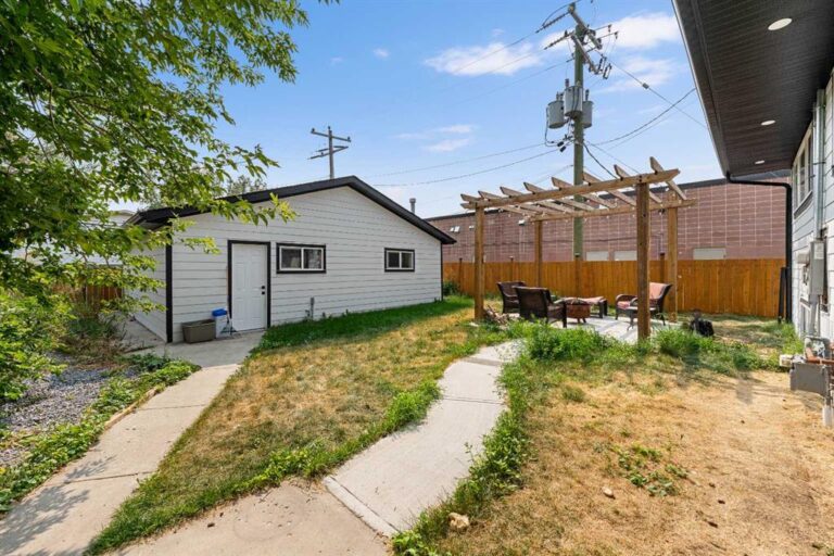 2415 22 Avenue SW